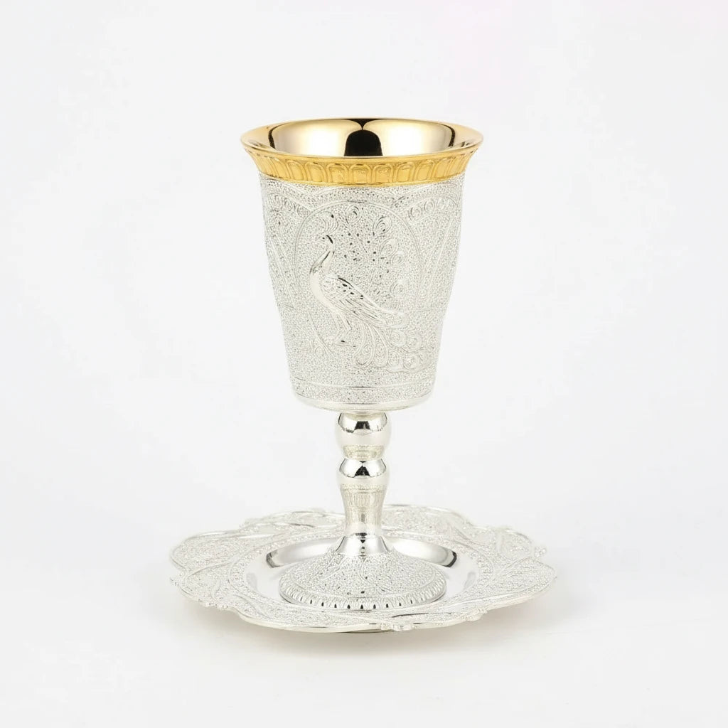 copa-kidush-alta-plateada-borde-doro-con-relieve-fondo-blanco