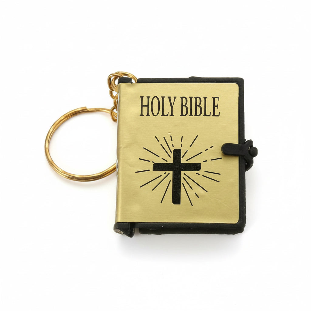 mini-biblia-dorada-anillen-ingles-sobre-fondo-blanco