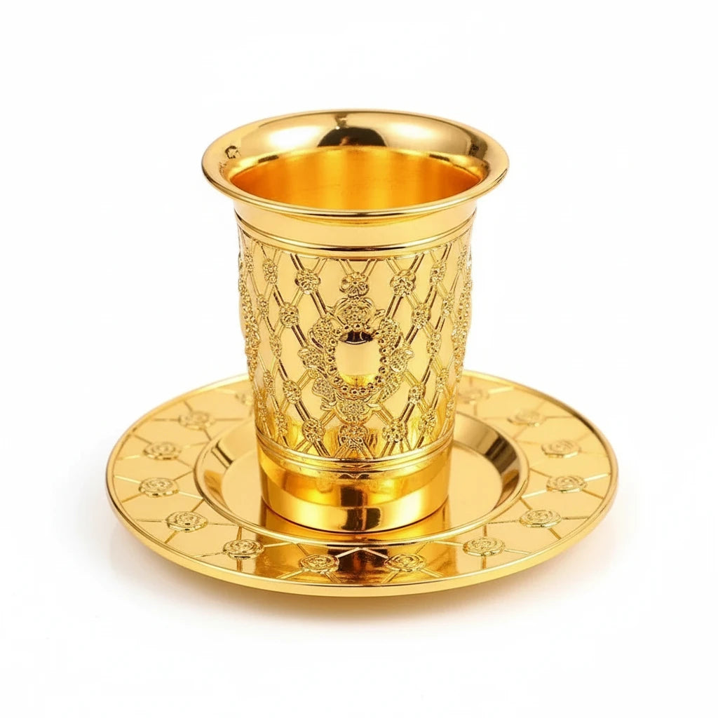vaso-de-kiddush-dorada-con-relieve-con-plato-fondo-blanco
